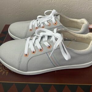 Vionic Beach  Stinson gray lace up tennis shoes women’s 8.5
